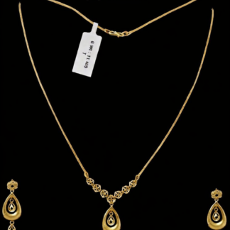 Elegant Teardrop Gold Necklace Set with Floral Detailing
