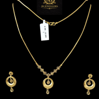 Elegant Gold Pendant Set with Geometric Link Design