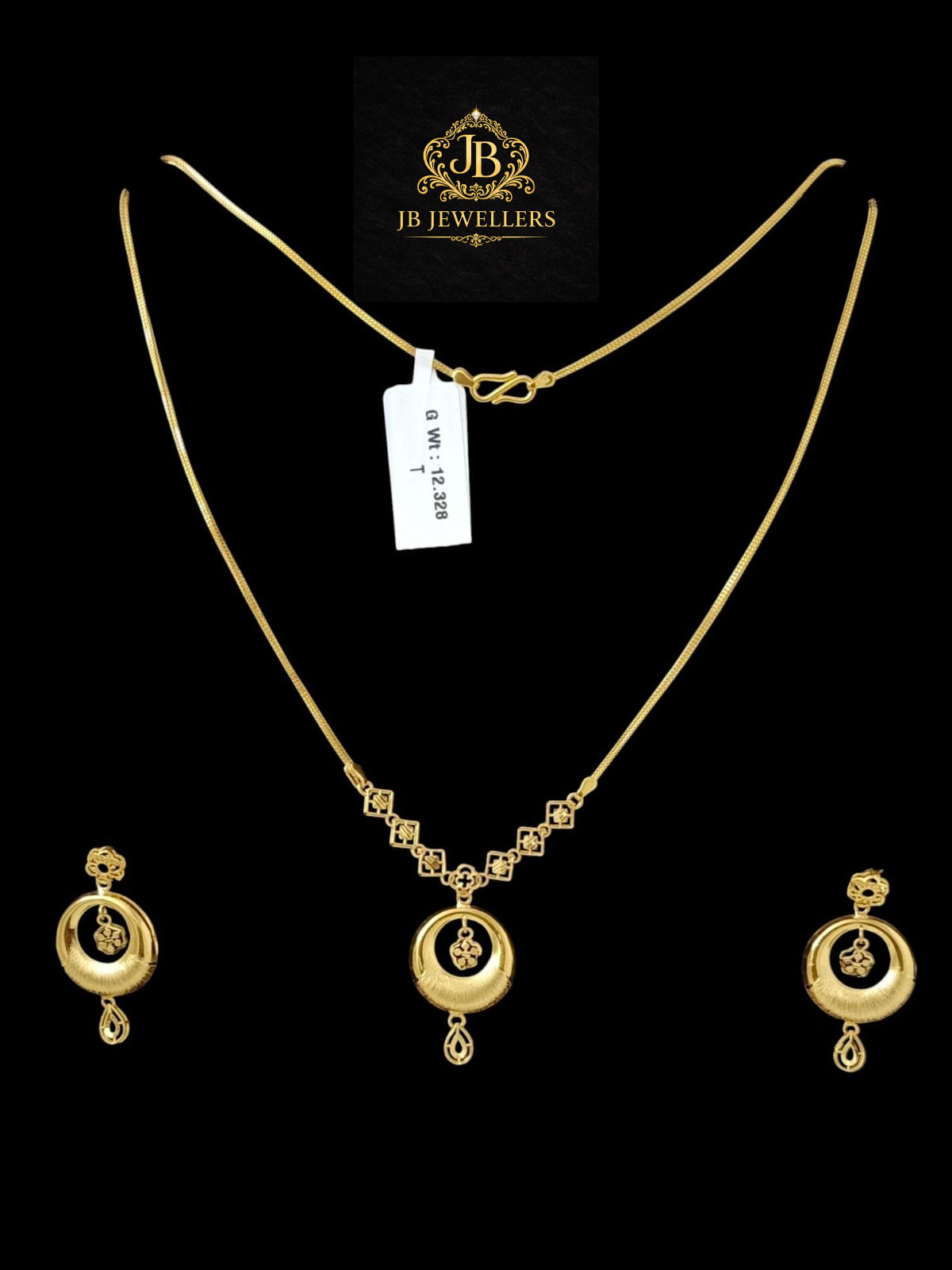 Elegant Gold Pendant Set with Geometric Link Design