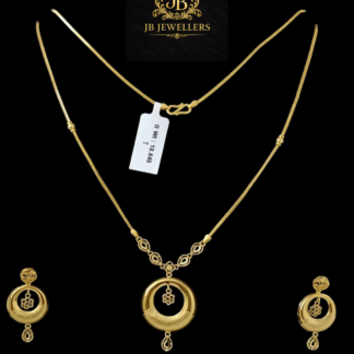 Classic Gold Pendant Necklace Set with Floral Detailing