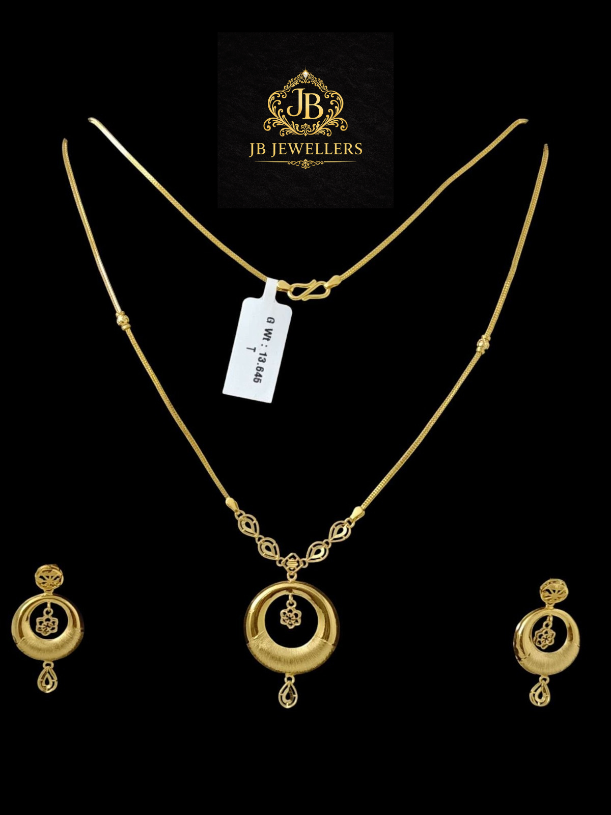 Classic Gold Pendant Necklace Set with Floral Detailing
